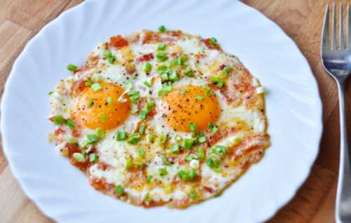 Рецепт яичницы с помидорами и луком, секреты