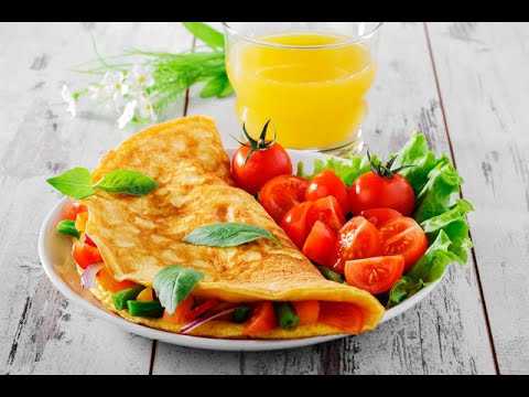 Фаршированный омлет готовят на широкой сковороде без крышки, так как толстый омлет тяжело согнуть пополам
