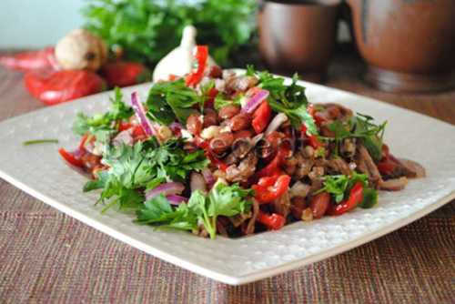 Дать мясу остыть, нарезать соломкой или кубиками