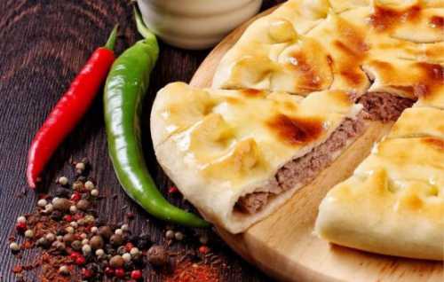 Режем тонкими полукольцами, оставляем пока на доске