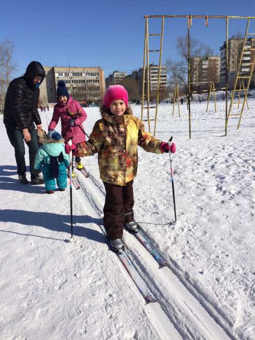 Это одно из самых зрелищных направлений фристайла, и большинство ньюскулеров эпатажные ребята, которых примешь скорее за досочников, если встретишь в баре на горе