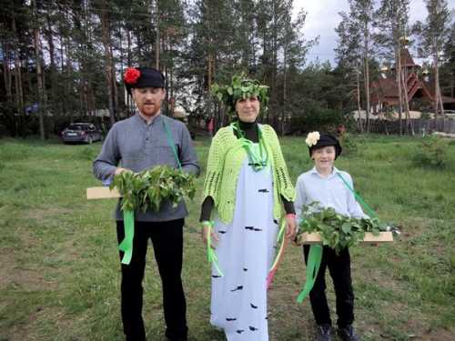 А на селе с утра идет обедня в храме